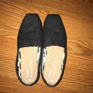 Classic Women’s Black Toms 5.5
